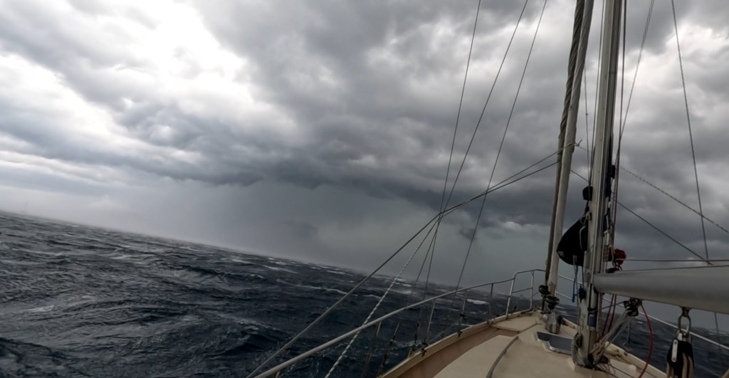 Naviguer en Méditerranée : Témoignage d&rsquo;une lutte contre un orage&nbsp;dévastateur